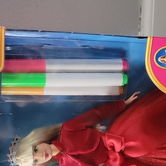 Very Velvet Barbie - Picture 3 of 7